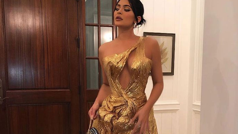 Απαστράπτουσα η Kylie Jenner με ολόχρυση τουαλέτα στον γάμο Bieber – Baldwin