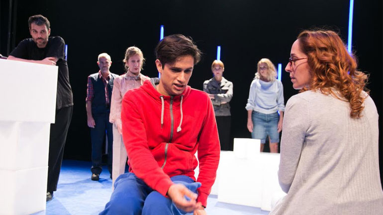 «Ποιος σκότωσε τον σκύλο τα μεσάνυχτα» σε σκηνοθεσία Βαγγέλη Θεοδωρόπουλου στο θέατρο Τζένη Καρέζη