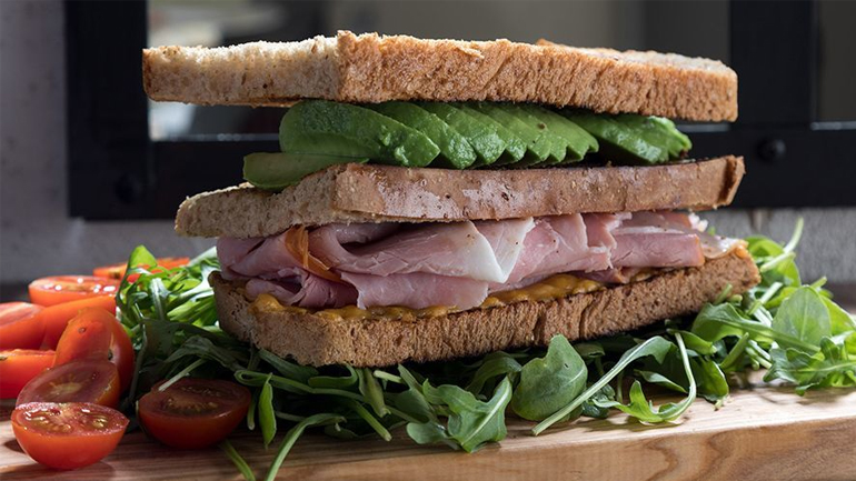 Τοστ με αβοκάντο, τυρί και ζαμπόν