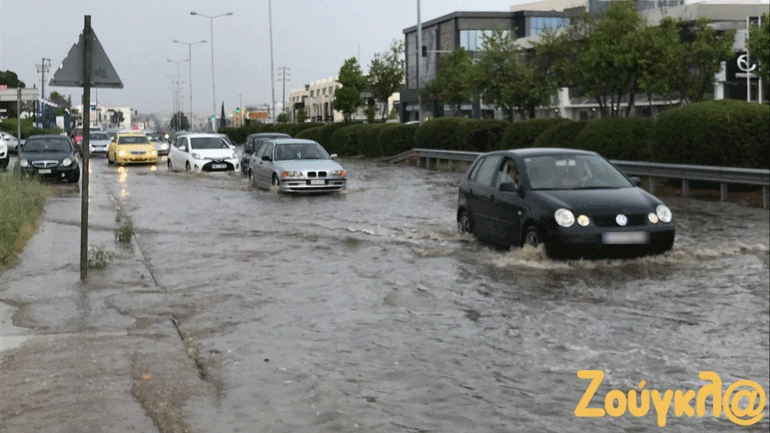 Ισχυρή καταιγίδα στη Γλυφάδα – Σε «ποτάμια» μετατράπηκαν οι δρόμοι
