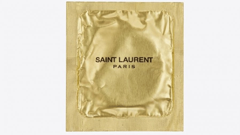 «Χρυσή πολυτέλεια» και στις… προσωπικές στιγμές: Ο οίκος μόδας Yves Saint Laurent λανσάρει τα δικά του προφυλακτικά!