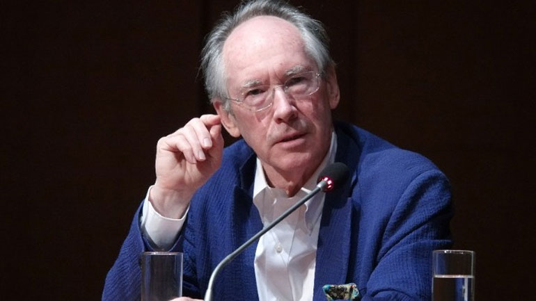 Ίαν Μακγιούαν: Να διερευνήσουμε το μέλλον της τεχνητής νοημοσύνης