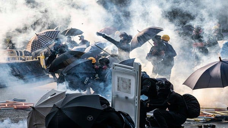 Διαδηλωτής στο Χονγκ Κονγκ πυροβολήθηκε στο στήθος από αστυνομικό και διώκεται για… επίθεση 