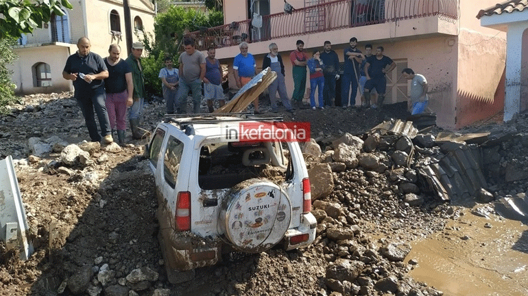 Κακοκαιρία στην Κεφαλονιά: Τόνοι λάσπης «έθαψαν» αυτοκίνητα και σπίτια στο χωριό Νύφι