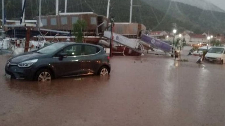 Κεφαλονιά: «Πνίγηκε» στη λάσπη η Αγία Ευφημία από την κακοκαιρία