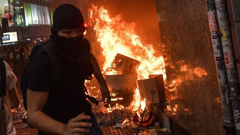 Χονγκ Κονγκ: Χιλιάδες διαδηλωτές στους δρόμους μετά την απαγόρευση χρήσης μάσκας