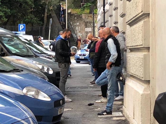 Προσωπικό του αστυνομικού τμήματος κοντά στο σημείο των πυροβολισμών