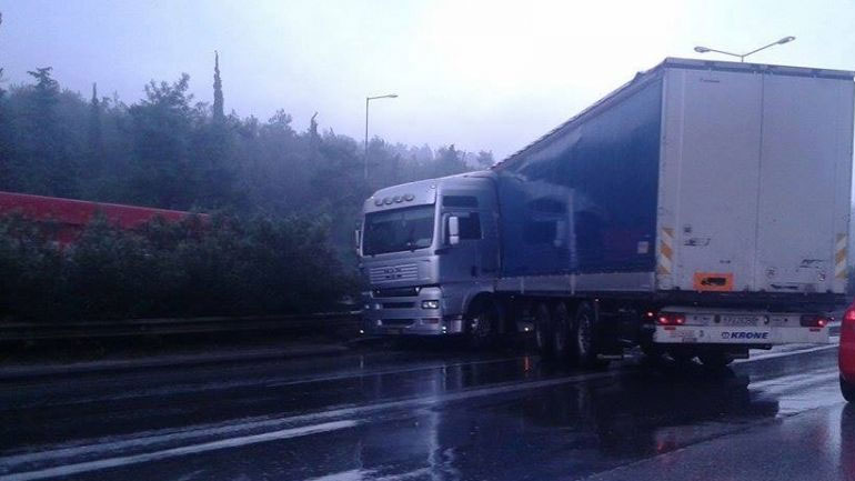 Θεσσαλονίκη: Νταλίκα «δίπλωσε» στην Εγνατία Οδό