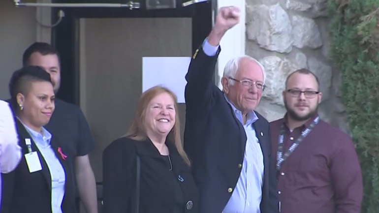 ΗΠΑ: Πήρε εξιτήριο από το νοσοκομείο ο Μπέρνι Σάντερς