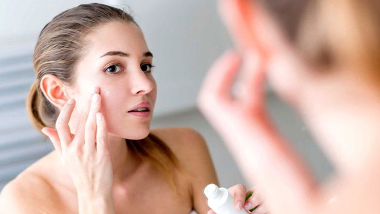 Πώς θα αποκτήσετε λαμπερό δέρμα χωρίς γυαλάδες