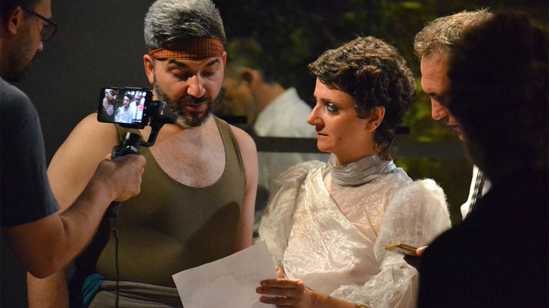 Ο Κινητήρας ξεκινά μια ελεύθερη, νομαδική καλλιτεχνική ζωή