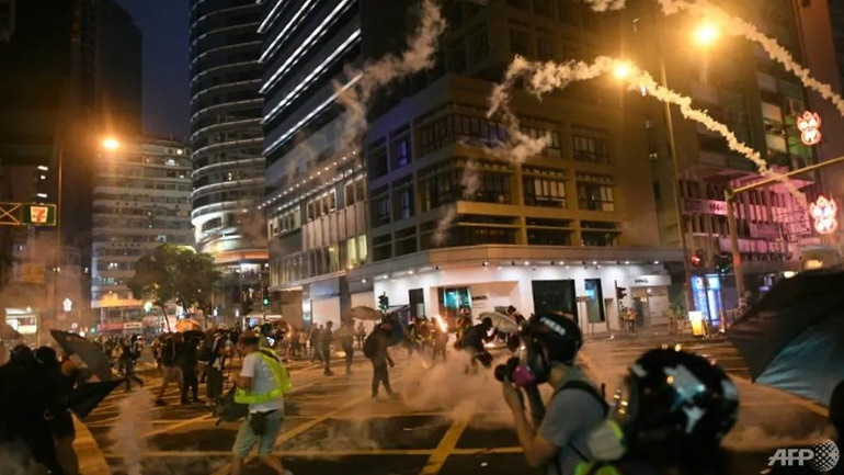 Νύχτα βίαιων διαδηλώσεων στο Χονγκ Κονγκ