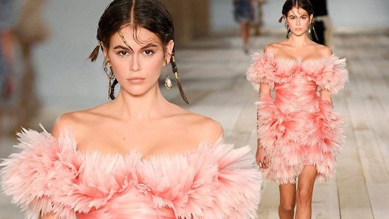 Εκθαμβωτική η Kaia Gerber με dramatic pink φόρεμα στο catwalk του Alexander McQueen