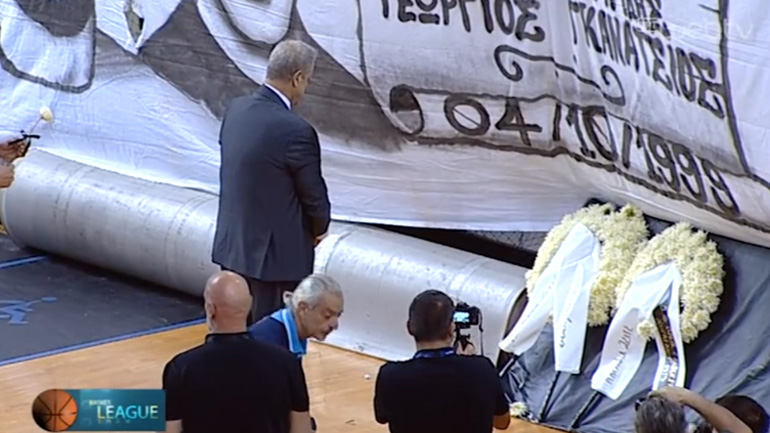 Μπάσκετ: Απέτισαν φόρο τιμής στα θυμάτα των Τεμπών πριν τον αγώνα ΠΑΟΚ-Λάρισα