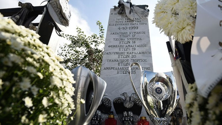 Οι περσινές κούπες του ΠΑΟΚ στο μνημόσυνο για τους έξι αδικοχαμένους φιλάθλους του στα Τέμπη