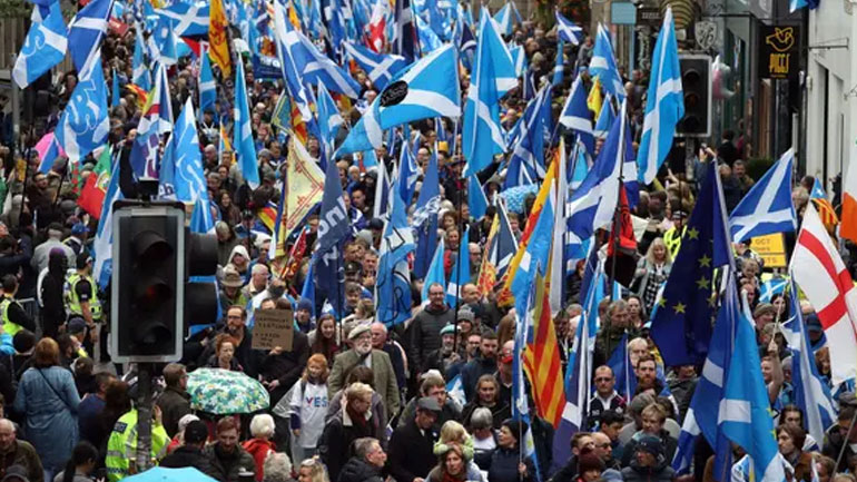 Σκωτία: Στους δρόμους υπέρ της ανεξαρτησίας της χώρας χιλιάδες πολίτες της
