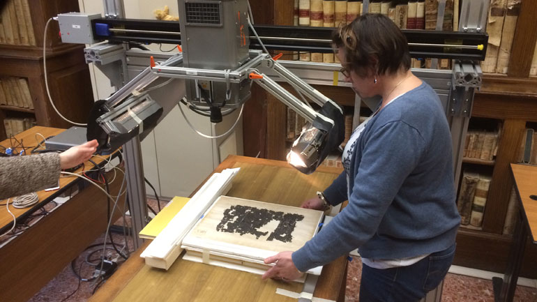 Ευρωπαίοι επιστήμονες «διάβασαν» καμένα αρχαία ελληνικά χειρόγραφα