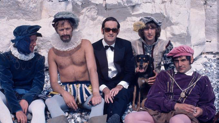Οι θαυμαστές των Μόντι Πάιθον γιορτάζουν τα 50 χρόνια του θιάσου