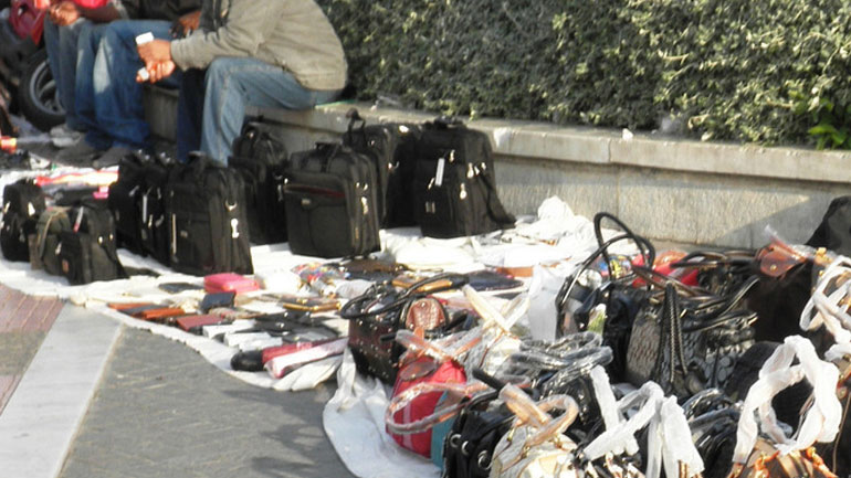 Περίπου 3,5 τόνοι εμπορευμάτων κατασχέθηκαν σε επιχείρηση κατά του παραεμπορίου στον Πειραιά