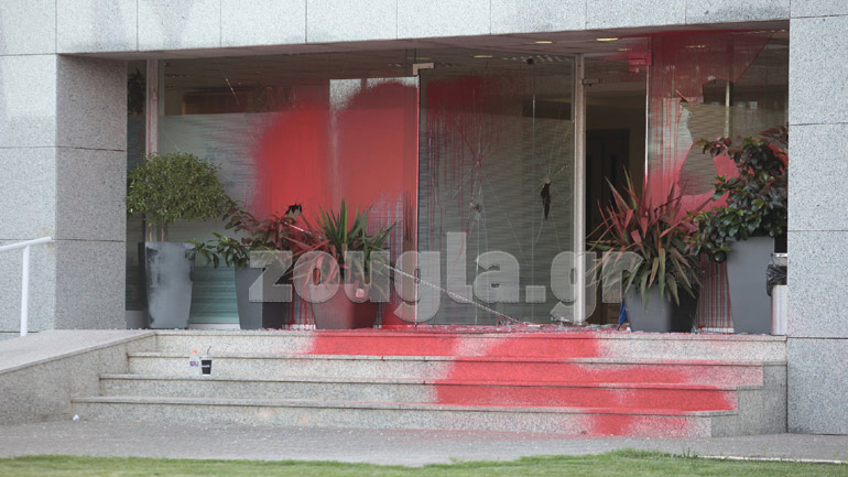 Εικόνες από την έφοδο του Ρουβίκωνα στα γραφεία της ΛΑΡΚΟ στο Μαρούσι