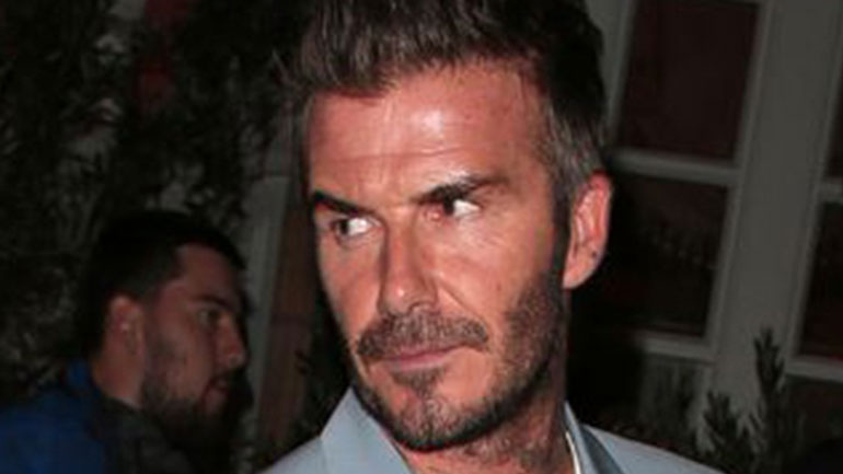 Ο David Bekham ποζάρει γυμνός με τον γιο του σε παγωμένα νερά