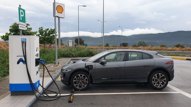 Τα ηλεκτρικά αυτοκίνητα μπαίνουν στη ζωή μας... (στη φωτό η Jaguar i-Pace της εταιρείας Τζώρτζη)
