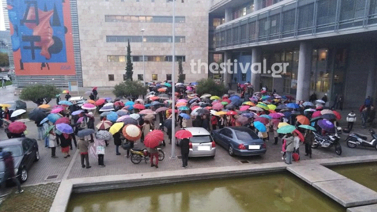 Θεσσαλονίκη: Διαμαρτυρία με χρωματιστές ομπρέλες για τα αρχαία του Μετρό