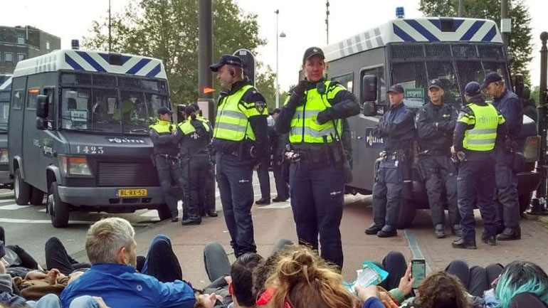 Κύμα διαδηλώσεων από ακτιβιστές για το κλίμα στους δρόμους του Άμστερνταμ