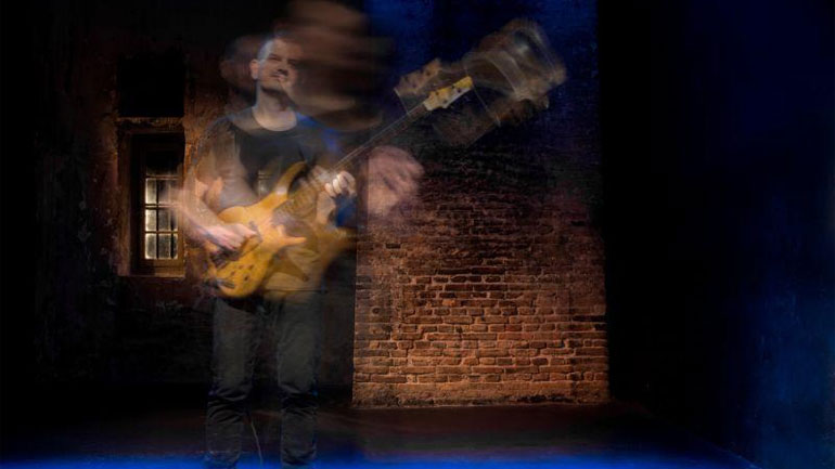 Μουσική με το άταστο ηλεκτρικό μπάσο και ήχους της οδού Ιπποκράτους από τον Κώστα Ανδρέου