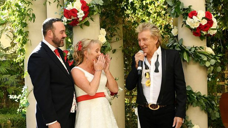 Η εμφάνιση – έκπληξη του Ροντ Στιούαρτ σε γάμο που παραλίγο να αναβληθεί και η καντάδα στη νύφη
