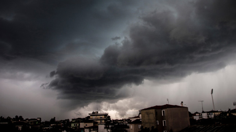 Ραγδαία επιδείνωση του καιρού – Καταιγίδες, βροχές και πτώση της θερμοκρασίας