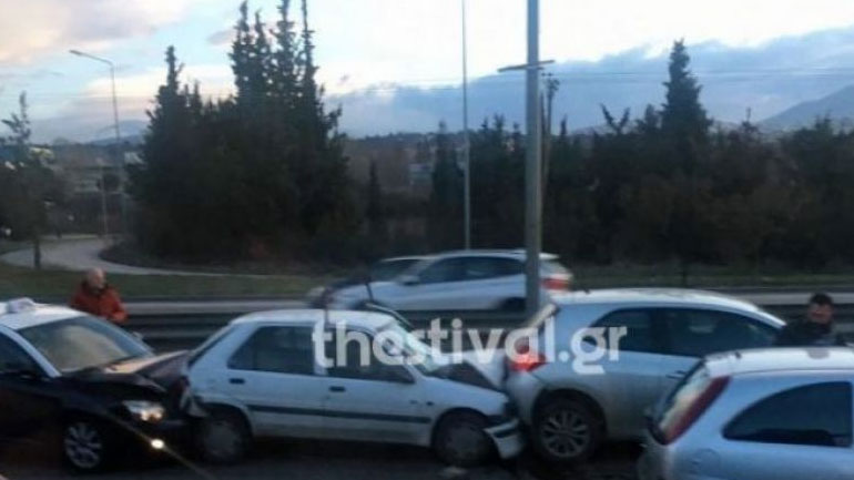 Σύγκρουση τριών αυτοκινήτων με έναν τραυματία στην Εθνική Οδό Θεσσαλονίκης – Μουδανιών