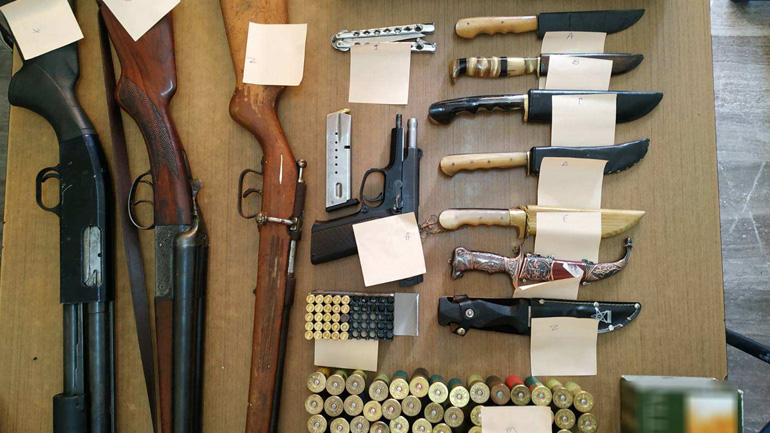 Κρήτη: Συνελήφθη 30χρονος με μικρό οπλοστάσιο στο σπίτι του