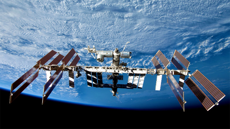 Γυναίκα και άνδρας αστροναύτες πραγματοποίησαν διαστημικό περίπατο έξω από τον ISS
