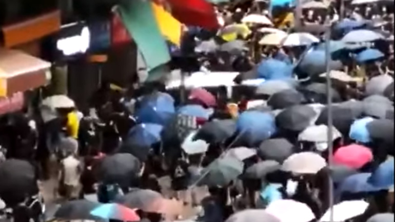 Οδηγός ταξί έπεσε σε πλήθος διαδηλωτών στο Χονγκ Κονγκ