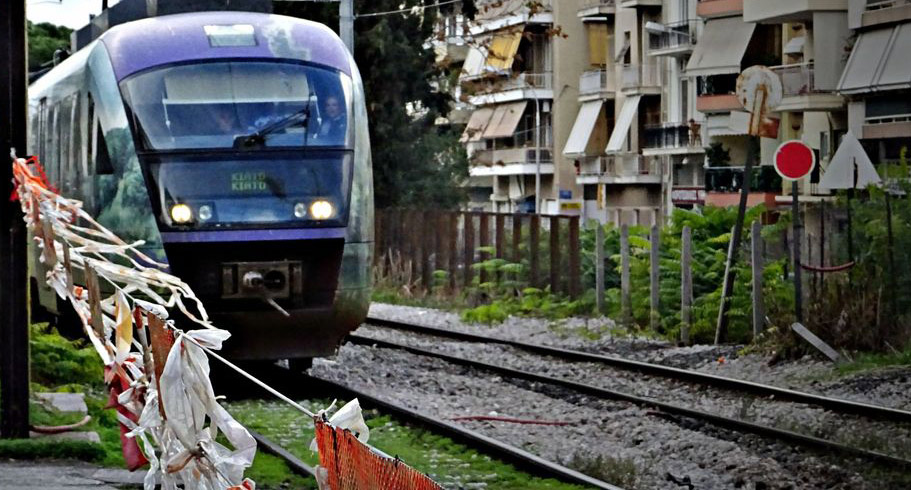 Φωτιά σε παλιά βαγόνια του ΟΣΕ στο Κορδελιό – Καθυστερήσεις στα δρομολόγια