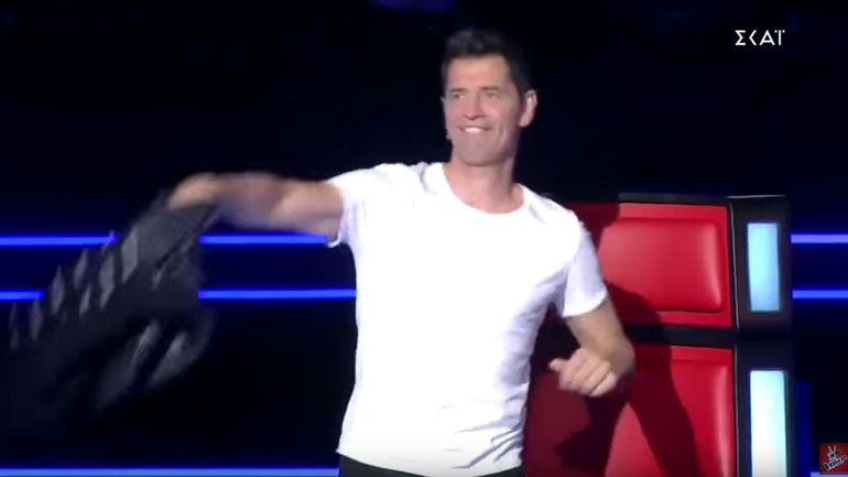 The Voice: Ρουβάς και Μουζουράκης έκαναν… στριπτίζ στη σκηνή!