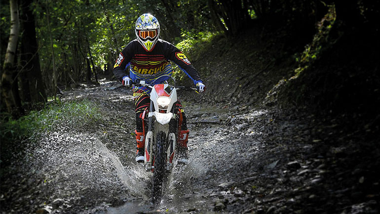 SWM RS 125 R: Σχολείο χωμάτινης οδήγησης