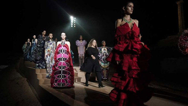 Mary Katrantzou: Τα εντυπωσιακά makeup looks που ξεχωρίσαμε στο show στο Σούνιο