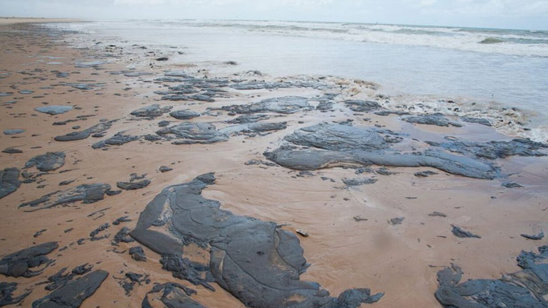 Έρευνες για τις πετρελαιοκηλίδες σε δεκάδες παραλίες της Βραζιλίας