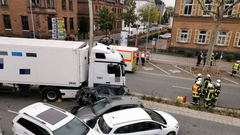 Γερμανία: Τζιχαντιστής έκλεψε φορτηγό και το έριξε πάνω σε αυτοκίνητα – 17 τραυματίες Γερμανία: Τζιχαντιστής έκλεψε φορτηγό και το έριξε πάνω σε αυτοκίνητα – 17 τραυματίες