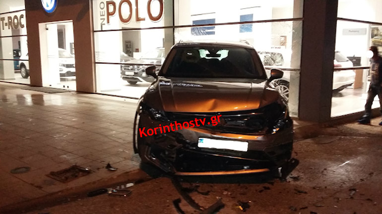 Κόρινθος: Έχασε τον έλεγχο του Ι.Χ. του και έπεσε σε τρία οχήματα σε αντιπροσωπεία αυτοκινήτων!