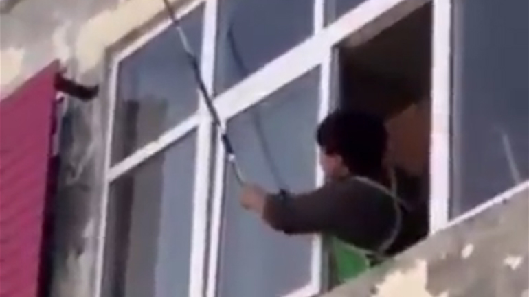 Ήθελε να χαλάσει μια φωλιά από σφήκες – Fail