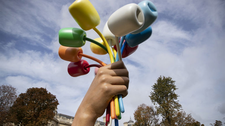 Το γλυπτό «Μπουκέτο από Τουλίπες» του Jeff Koons στα Ηλύσια Πεδία του Παρισιού