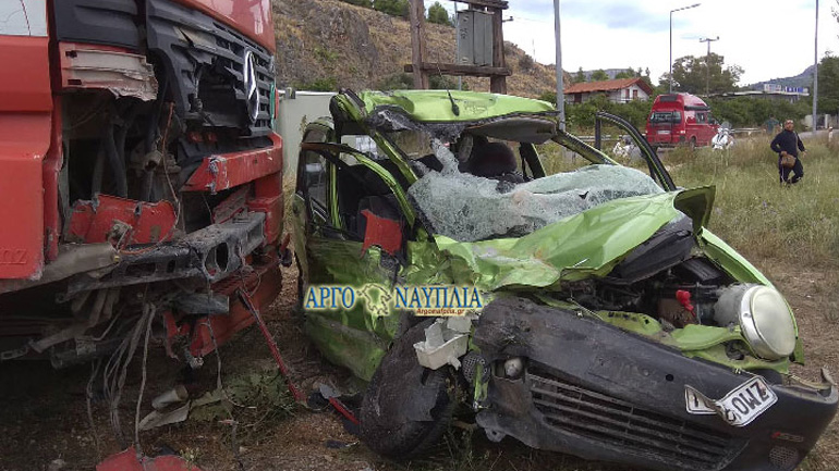 Σφοδρή σύγκρουση νταλίκας με αυτοκίνητο στο Ναύπλιο