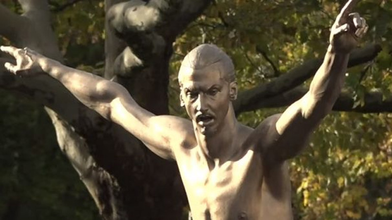 Αποκαλύφθηκε το άγαλμα του Ιμπραΐμοβιτς στο Μάλμε