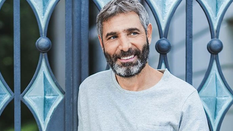 O Θοδωρής Αθερίδης ταΐζει τον εγγονό του με το μπιμπερό!