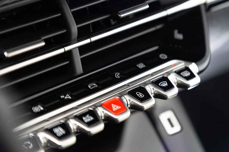 Η αφή και μόνο στα κουμπιά της κεντρικής κονσόλας σε βάζουν στο... κλίμα του νέου 208