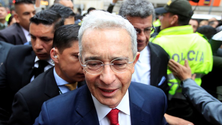 Κολομβία: Ο πρώην πρόεδρος Αλβάρο Ουρίμπε πήγε να καταθέσει στο Ανώτατο δικαστήριο με…. μπράβους!