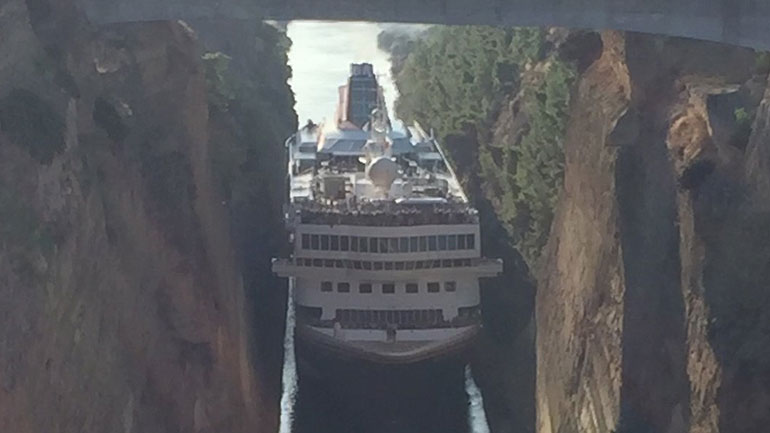 Αυτό είναι το μεγαλύτερο κρουαζιερόπλοιο που διέσχισε τον Ισθμό της Κορίνθου